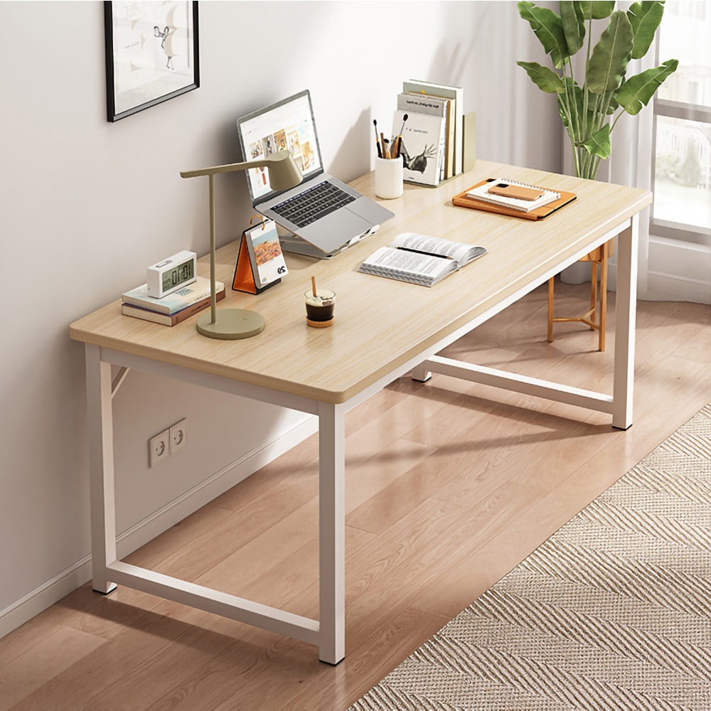 Skrivbord med ekfärgad bordsskiva och vita ben 160cm