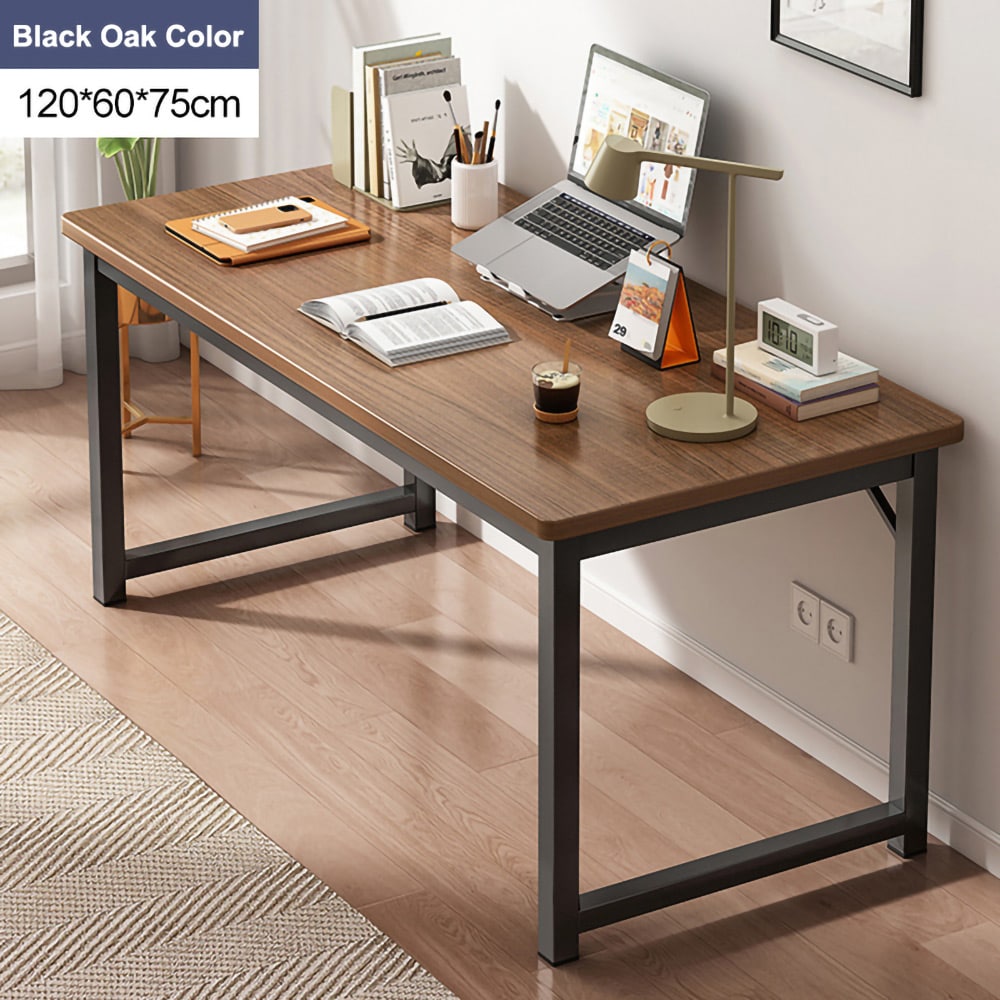 Skrivbord med ekfärgad bordsskiva och svarta ben 120cm